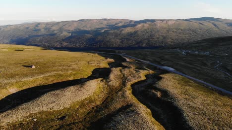 Herauszoomen-Von-Drohnenaufnahmen-Von-Geologischen-Gebirgsformationen-In-Norwegen