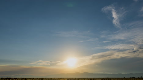Rauch-Vom-Seefeuer-In-Kalifornien-Vermischt-Sich-Mit-Wolken-über-Der-Mojave-Wüstenlandschaft-Bei-Sonnenuntergang-In-Diesem-Tragischen-Zeitraffer-Während-Der-Lauffeuersaison