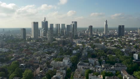 Grüne-Stadt-Frankfurt-Mit-Modernen-Vororten-Und-Der-Skyline-Im-Rücken-An-Einem-Sonnigen-Frühlingstag-Mit-Einer-Drohne