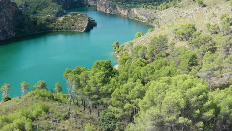 Panoramablick-Auf-Das-Luftbild-über-Den-Lago-De-Bolarque,-Spanien