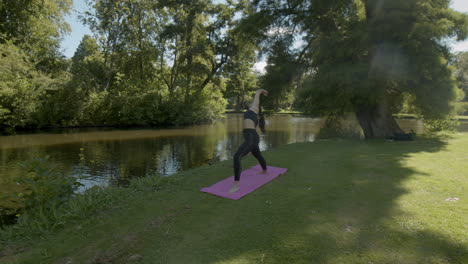 Frau,-Die-Eine-Reihe-Von-Yoga-Übungen-Macht-Und-Sie-In-Einem-Wunderschönen-Park-Beendet