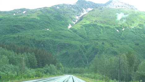 Conduciendo-A-Través-Del-Paisaje-En-Alaska