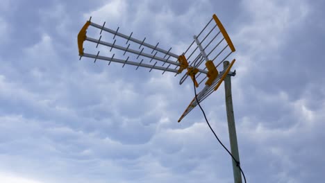 Antenne,-Die-Vom-Wind-Auf-Bewölktem-Himmelshintergrund-Geschwenkt-Wird,-Drahtloses-Kommunikationskonzept