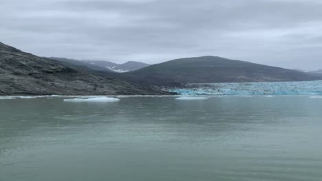 glacier-cruise-in-alaskan-waters