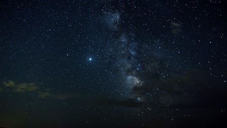 Impresionante-Lapso-De-Tiempo-Del-Hermoso-Cielo-Nocturno-Claro-Con-La-Vía-Láctea,-Estrellas-Brillantes-Y-Múltiples-Meteoritos-Durante-La-Lluvia-De-Meteoritos-Perseidas-En-El-Desierto-Del-Paso-De-Cinco-Millas-En-Utah
