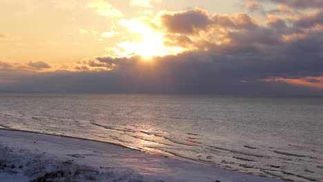 Bunter-Wintersonnenuntergang-Am-Ufer-Des-Golfs-Von-Riga-In-Lettland-Weiße-Düne-Von-Saulkrasti