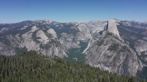 Super-Breite-Luftaufnahme-Des-Yosemite-Tals-Mit-Halber-Kuppel-Vom-Gletscherpunkt