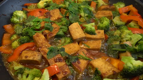 Cocinar-Tofu-Frito-Con-Verduras-En-Una-Sartén-En-Casa-Cocina-Saludable