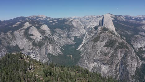 Aerial-reverse-pull-back-shot-of-Yosemite-Valley-from-Glacier-Point
