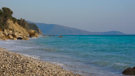 Paradiesischer-Felsiger-Strand-Ohne-Menschen-An-Der-Felsigen-Küste-Des-Ionischen-Meeres-Mit-Blauem-Türkisfarbenem-Wasser