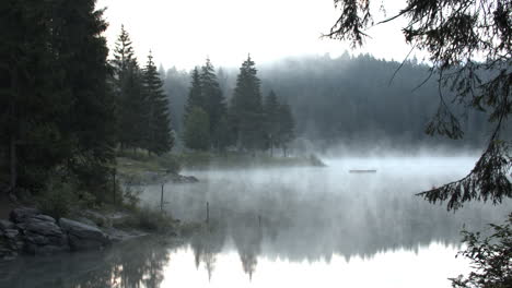 Nebel,-Der-An-Einem-Kalten-Morgen-Durch-Einen-See-Und-Wald-Aufsteigt---Schwenk