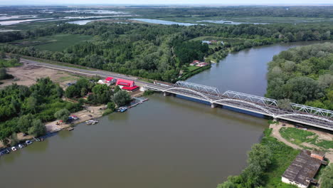 Drone-Volando-Sobre-Un-Puente-Que-Cruza-El-Río-Tisza-En-Hungría