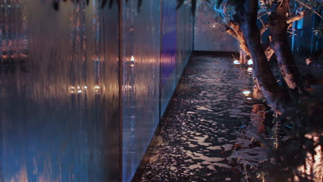 Glaswasserfall-Mit-Lichtern