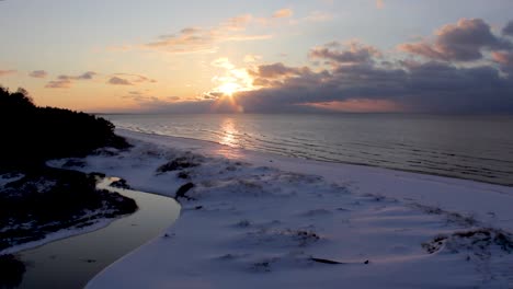 Bunter-Wintersonnenuntergang-Am-Ufer-Des-Golfs-Von-Riga-In-Lettland-Weiße-Düne-Von-Saulkrasti
