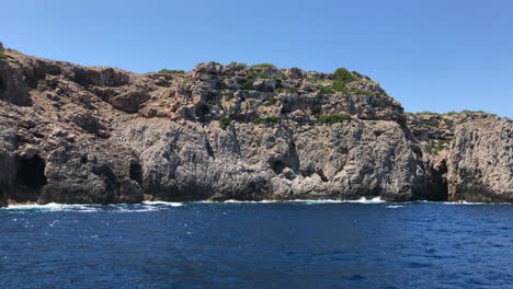 Bootsfahrt-Entlang-Der-Küste-Von-Palma-De-Mallorca-An-Einem-Sonnigen-Sommertag