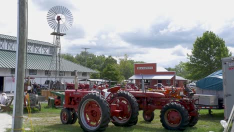 Tractores-Agrícolas-Antiguos-Rojos-En-La-Feria-Del-Condado