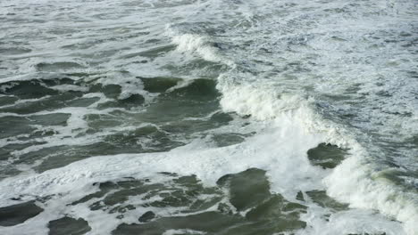 HD-Aufnahmen-In-Zeitlupe-Von-Riesigen-Wellen,-Die-An-Einen-Felsigen-Strand-Rollen