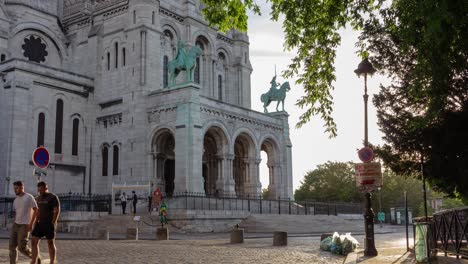 Timelapse-of-morning-activity-in-front-on-the-sacred-heart-in-Montmartre-Paris