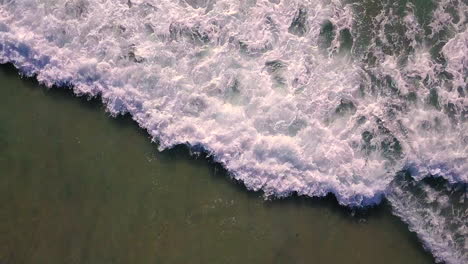 Luftaufnahmen-Von-Wellen,-Die-Vor-Der-Küste-Südkaliforniens-Ins-Ufer-Rollen