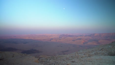 Amanecer-En-El-Cráter-De-Erosión-Mitzpe-Ramon-En-El-Desierto-De-Negev