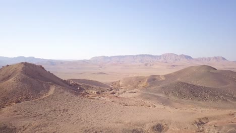 Paisaje-Desértico-Sobre-El-Cráter-Mitzpe-Ramon-En-El-Negev-01
