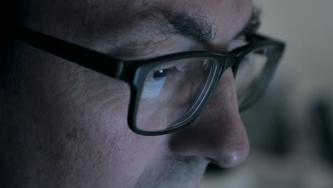 Man-looking-at-screen-with-glasses