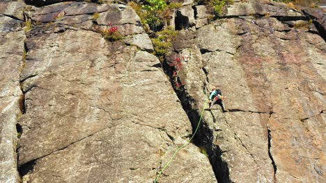 Luftaufnahmen-Eines-Einsamen-Kletterers,-Der-Sich-Einen-Riss-In-Einer-Klippe-In-Maine-Hinaufbewegt