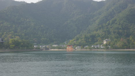 Torii-En-El-Lago-Ashi,-Hakone,-Japón