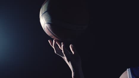 Eine-Basketballspielerin,-Die-Einen-Basketball-In-Superzeitlupe-In-Einer-Von-Hinten-Beleuchteten-Szene-Dreht-Und-Eine-Silhouette-Wie-Eine-Figur-Erzeugt