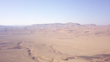 Toma-Aérea-Del-Cráter-Mitzpe-Ramon-En-El-Desierto-De-Negev