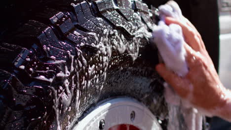 Waschen-Eines-Autos-In-Zeitlupe-Mit-Hoher-Geschwindigkeit