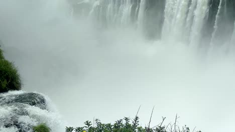 Schwenkaufnahmen-Des-Wunderschönen-Devil&#39;s-Throat-Wasserfalls-Von-Iguazu,-Argentinien