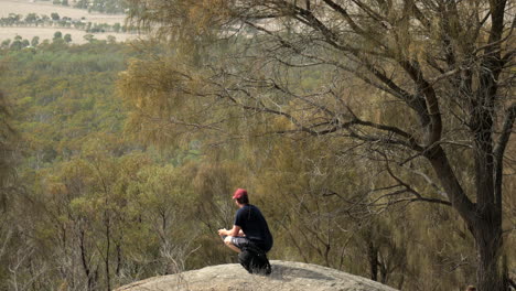 Hombre-Mirando-Desde-El-Parque-Nacional-You-Yangs,-Victoria-Australia