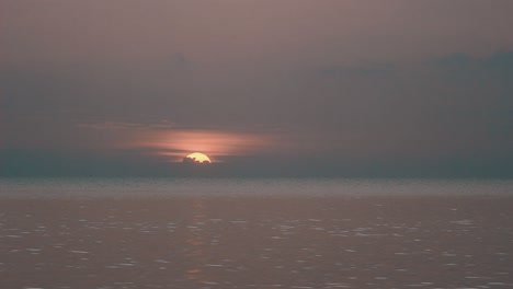 Sonnenuntergang-Im-Zeitraffer-Auf-Der-Insel-Belitung,-Provinz-Bangka-Belitung,-Indonesien