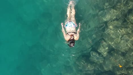 Una-Mujer-Buceadora-En-Bikini-Nadando-En-El-Océano