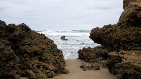 Una-Playa-Costera-Australiana-Con-Acantilados-Y-Formaciones-De-Piedra-Caliza