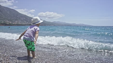 Niño-De-Tres-Años-Disfruta-Del-Mar-En-La-Playa-De-Kalamata-Grecia-Cámara-Lenta