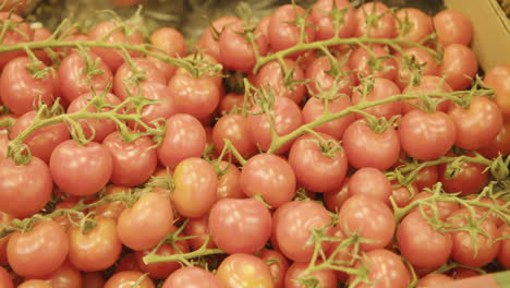 Tomates-A-La-Venta-En-El-Mercado-De-Un-Agricultor-Local