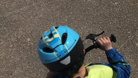 Kind-Fährt-Fahrrad-Ansicht-Von-Oben-Folgeaufnahme