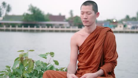 Monks-were-meditating-at-the-waterfront-near-the-Bodhi-tree