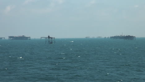Ölplattform-Im-Kaspischen-Meer-Offshore-Bohrinsel-Vor-Baku,-Aserbaidschan