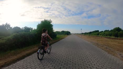 Mädchen,-Das-Im-Sommer-Fahrrad-Fährt