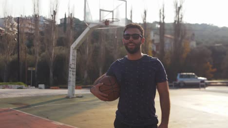 Jugador-De-Baloncesto-Masculino-Video-Retrato-Cinemática-Cámara-Lenta-Luz-Del-Sol