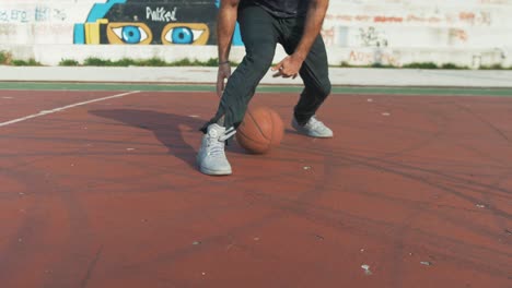 Dribbling-Basketball-In-Zeitlupe-Filmische-Außenaufnahme-60-Fps-Hd