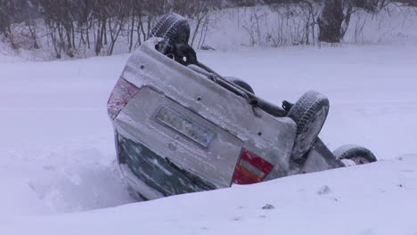 Abgestürztes-Auto-Auf-Dem-Kopf-Nach-Einem-Unfall-Auf-Der-Winterstraße-Mit-Schnee