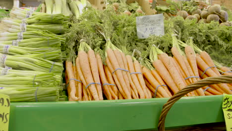 Karotten-Und-Frühlingszwiebeln-Zum-Verkauf-Auf-Einem-Lokalen-Bauernmarkt