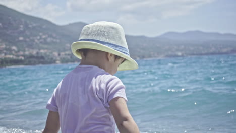 Niño-De-Tres-Años-Disfruta-Del-Mar-En-La-Playa-De-Kalamata-Grecia-Cámara-Lenta