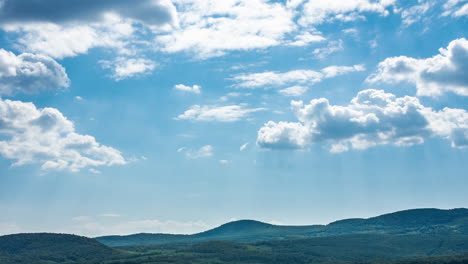 Zeitraffer-Wolken-Und-Blauer-Himmel-über-Grünen-Hügeln