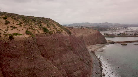 Aerial-footage-along-the-stunning-red-cliffs-at-Dana-Point-in-San-Jan-Capistrano,-Orange-County,-California