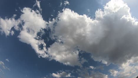 Schneller-Vorlauf-Von-Wolken,-Die-Sich-Mit-Einem-Wunderschönen-Blauen-Himmel-Bewegen